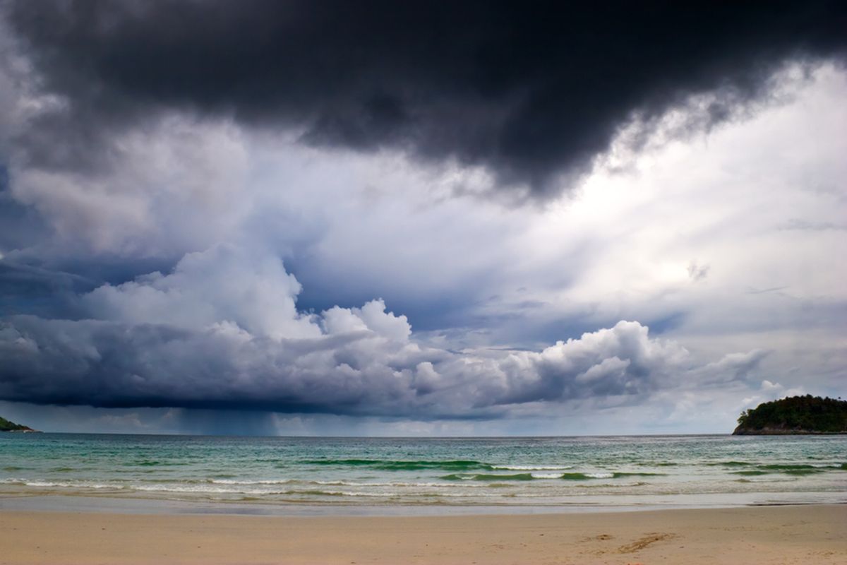 Ilustrasi cuaca buruk di area pantai.  Badan Meteorologi, Klimatologi, dan Geofisika (BMKG) mengimbau masyarakat untuk mewaspadai potensi banjir pesisir atau rob di sejumlah wilayah pesisir Bali yang diperkirakan terjadi pada 7-11 Oktober 2025.