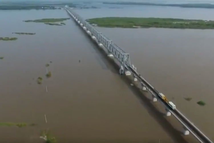 Jembatan Tongjiang-Nizhneleninskoye memiliki panjang 2.215 meter (7.300 kaki), dan telah dibuat selama tujuh tahun. 