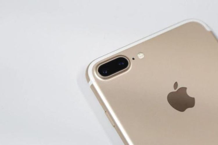 iPhone 7 Plus terlihat memiliki tonjolan kamera lebih besar karena memiliki kamera berlensa ganda