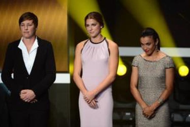 Pemain Terbaik Wanita 2012, Abby Wambach (kiri), mengalahkan dua pesaingnya, Alex Morgan (tengah), dan Marta (kanan), pada malam penghargaan FIFA Ballon d'Or 2012 di Zurich, Senin (7/1/2013). 