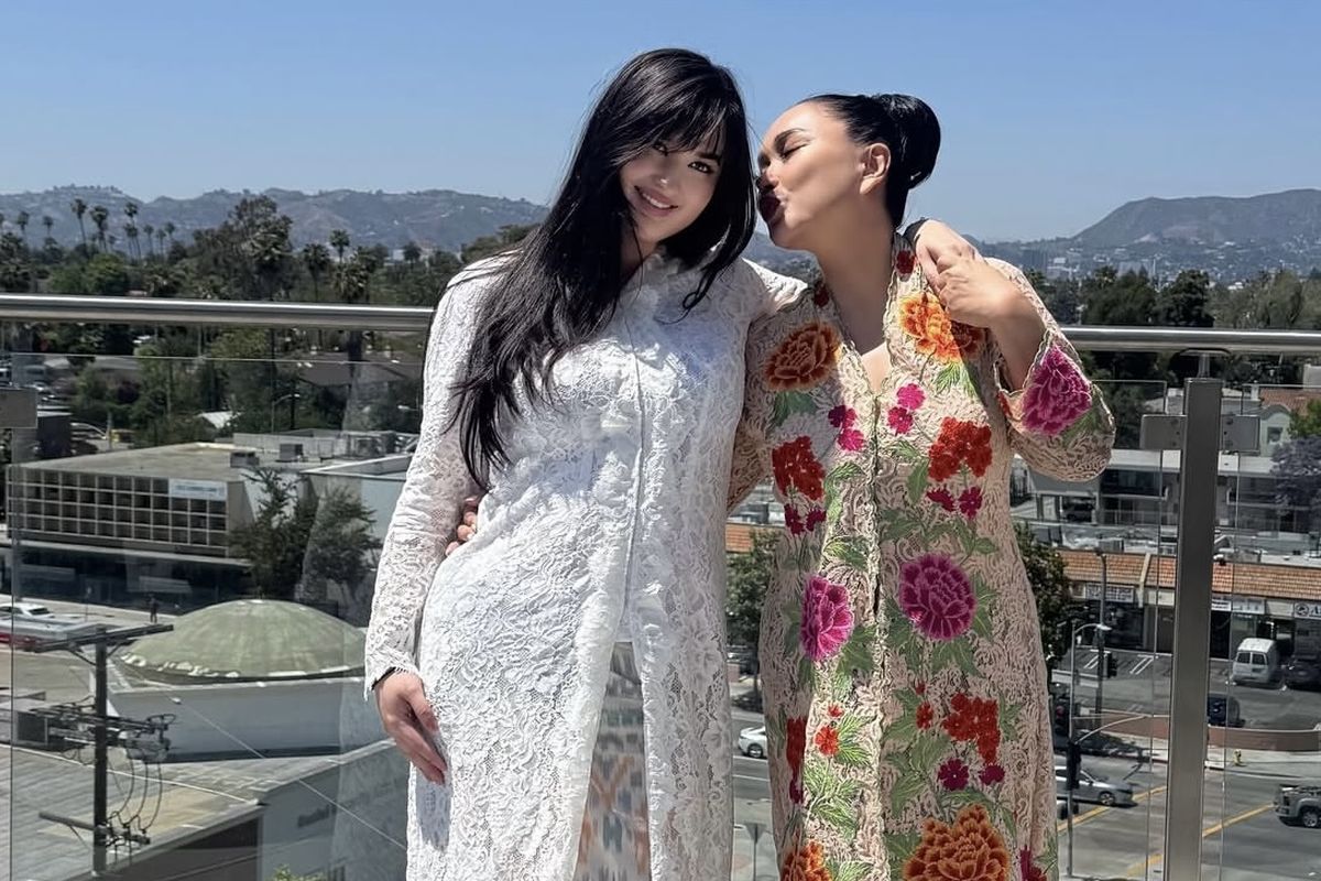 Penampilan penyanyi Stephanie Poetri dan sang ibu, Titi DJ, di hari pernikahannya di Los Angeles, Amerika Serikat.