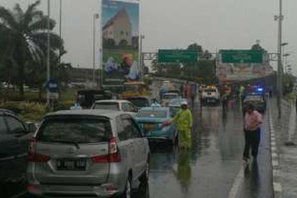 Hujan deras disertai angin kencang yang mengguyur Tangerang dan sekitarnya Sabtu (3/12/2016) membuat reklame di Bandara Soekarno Hatta roboh. Hal itu membuat arus lalu lintas di kawasan Terminal 1 dan 2 terhambat. 