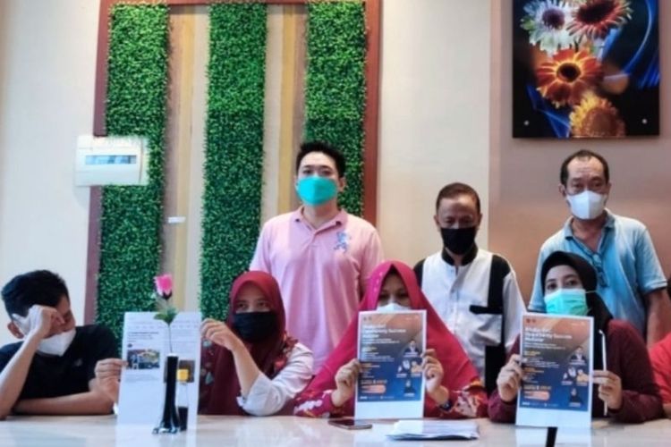 Sejumlah korban investasi bodong Tambang Digital menunjukkan foto bukti dugaan penipuan yang merugikan mereka hingga Rp10 miliar, di Makassar, Sulawesi Selatan, 