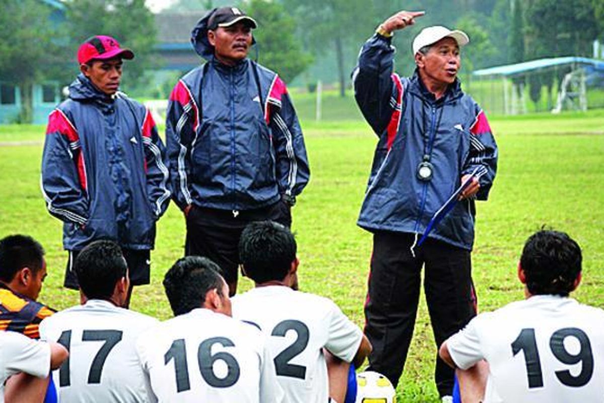 Pemain Bandung FC mendengarkan instruksi dari pelatih dalam latihan di Lapangan Sekolah Staf dan Komando TNI AU, Lembang, Kabupaten Bandung Barat, Rabu. Bandung FC akan berlatih di sana hingga Sabtu (20/11).