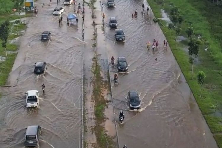 Kondisi Jalan Sudirman Ujung Kota Pekanbaru yang terendam banjir. 