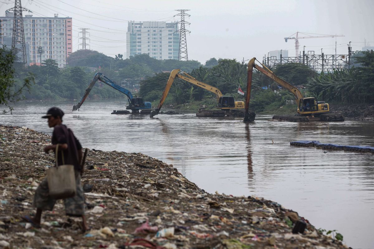 Petugas Dinas Sumber Daya Air DKI Jakarta melakukan pengerukan endapan lumpur di Banjir Kanal Barat, Jakarta Pusat, Senin (1/11/2021). Kegiatan yang menjadi bagian program Gerebek Lumpur ini untuk mengatisipasi luapan air sungai saat musim hujan.