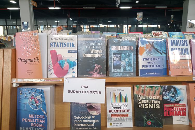 Buku-buku khusus Pasar Jaya di Pasar Kenari yang telah disortir dan mendapatkan diskon 20 persen.