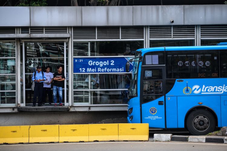 Warga menunggu kedatangan bus Transjakarta di Halte Grogol 2, 12 Mei Reformasi, Jakarta Barat, Rabu (9/5/2018). Halte 12 Mei Reformasi ini untuk memperingati peristiwa demonstrasi besar-besaran para mahasiswa pada 12 Mei 1998 yang berujung pada tumbangnya rezim Orde Baru dan mengenang empat mahasiswa yakni, Elang Mulia Lesmana, Heri Hertanto, Hafidin Royan, dan Hendriawan Sie yang meninggal akibat terjangan peluru saat berunjuk rasa di Kampus Universitas Trisakti.