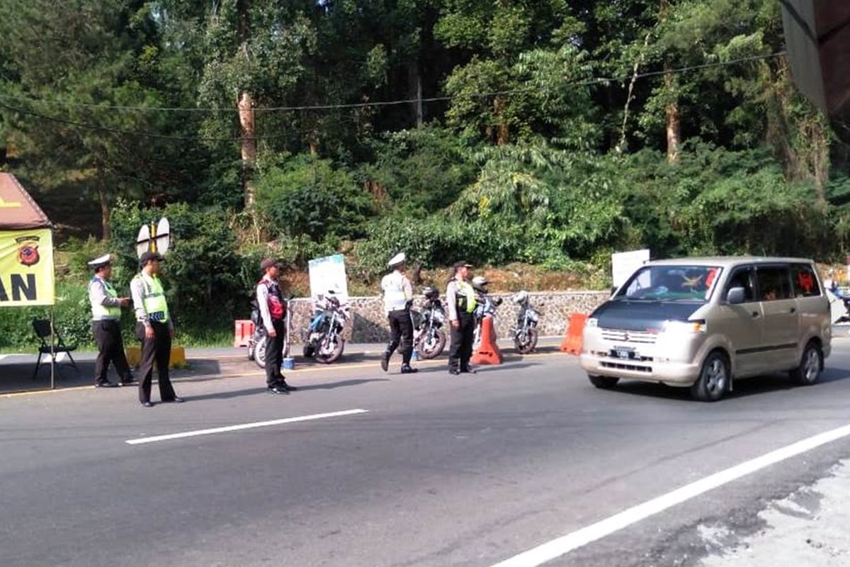 Polisi meningkatkan pemeriksaan terhadap setiap kendaraan yang melintas di kawasan Puncak Cianjur, Jawa Barat jelang pelantikan presiden dan wakilnya, besok.