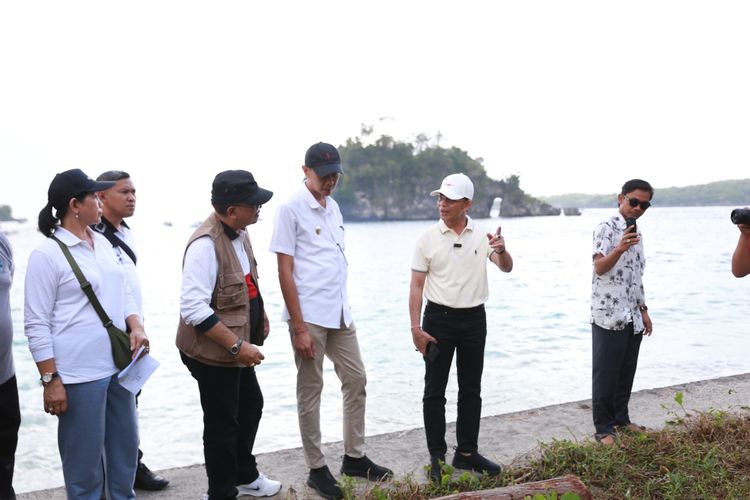 Bupati Klungkung I Made Satria dalam salah satu kesempatan di Nusa Penida.