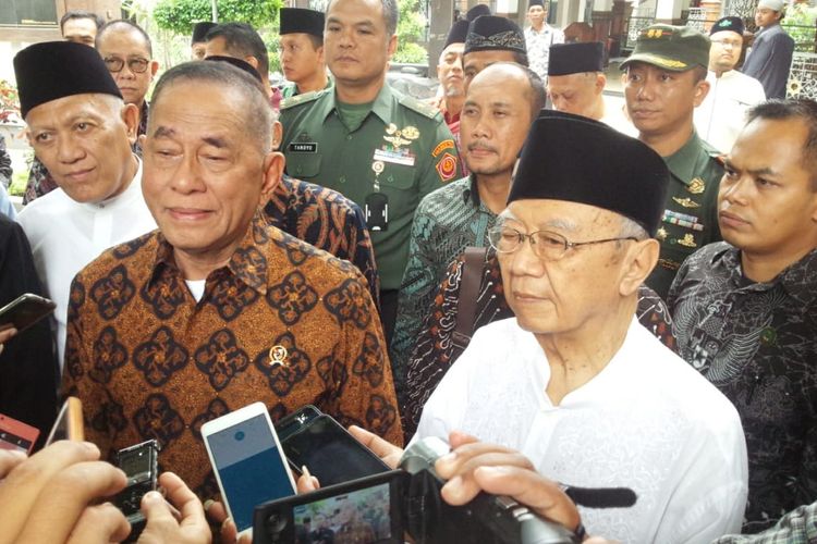 Pengasuh pesantren Tebuireng Jombang Jawa Timur, KH. Salahuddin Wahid (kanan) saat mendampingi Menteri Pertahanan Republik Indonesia Ryamizard Ryacudu, di Pesantren Tebuireng Jombang, Jumat (15/3/2019).