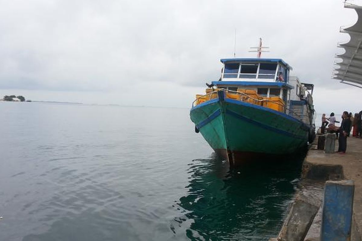 KM Rindu Alam saat tengah bersandar di Dermaga Pulau Pramuka, Kabupaten Kepulauan Seribu, Selasa (10/1/2017). Kapal ini adalah kapal yang melayani penyeberangan menuju Pelabuhan Kali Adem, Muara Angke, Jakarta Utara.