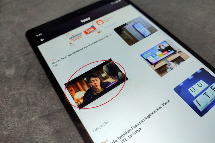 Berkat fitur picture-in-picture, penulis bisa menonton Netflix sambil membuka jendela aplikasi lain.