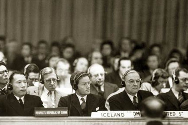 Pada bulan November 1950, Wu Xiuquan (pertama dari kiri di barisan depan), mewakili Republik Rakyat Tiongkok berbicara di Dewan Keamanan PBB.
