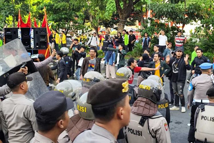 Pendemo cekcok dengan aparat kepolisian saat aksi May Day di depan Kantor Gubernur Jateng, Rabu (1/5/2024).