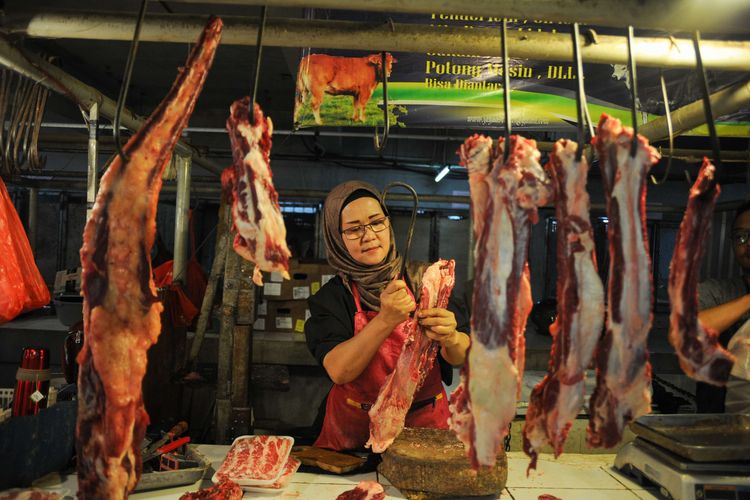 Pedagang daging menyiapkan daging sapi di Pasar Kosambi, Bandung, Jawa Barat, Sabtu (26//2/2022). Berdasarkan keterangan pedagang, sejak sepekan terakhir harga daging sapi di pasar tersebut mengalami kenaikan hingga Rp130 ribu per kilogram yang berdampak pada turunnya daya beli masyarakat dan menurunnya omzet pedagang hingga 50 persen.