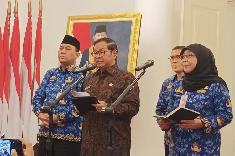 Gubernur DKI Jakarta, Pramono Anung saat memberikan keterangan pers usai rapat persiapan acara tahun baru 2026 di Balai Kota Jakarta, Senin (22/12/2025). 