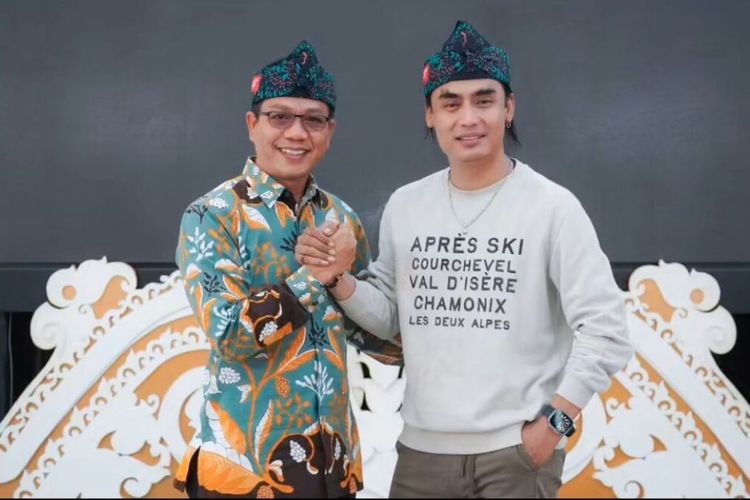 Bupati Bandung Dadang Supriatna tengah berfoto bersama dengan vokalis setia band Charly Van Houten, keduanya dikabarkan bakal maju bersama di Pilkada Kabupaten Bandung nanti