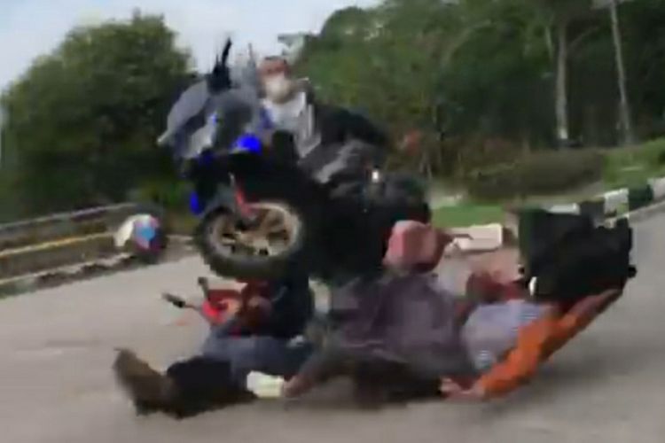 Tangkapan layar video viral remaja standing dengan sepeda motor dan menabrak pengendara motor lain di jalanan di Kabupaten Siak, Riau, Rabu (14/4/2021).
