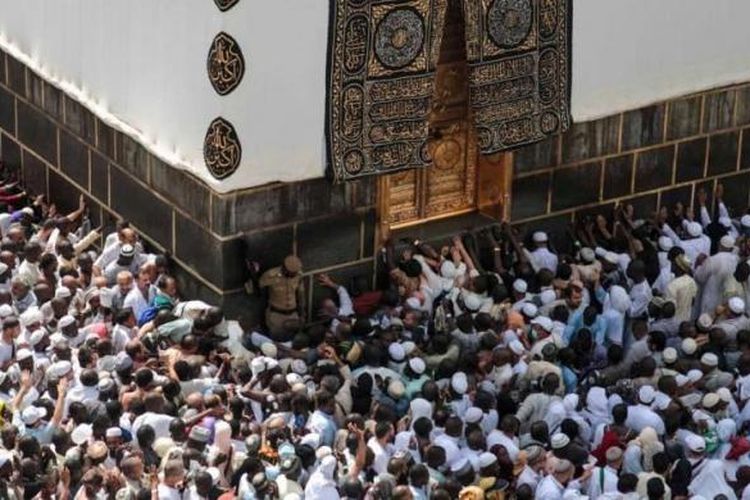 Umat Islam berdoa di Kakbah saat melakukan tawaf atau berjalan mengelilingi Kakbah di Masjidil Haram, kota suci Mekah, Saudi Arabia, 2o September 2015. Tawaf dilakukan sebagai bagian dari rangkaian ibadah haji.