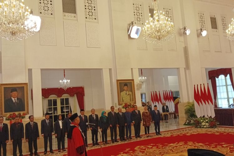 Presiden Joko Widodo saat menyaksikan pengucapan sumpah jabatan Rasul Sani sebagai hakim konstitusi di Istana Negara, Jakarta, Kamis (18/1/2024).