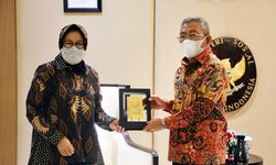 Tolak Usul Pemprov Sulbar, Mensos Risma Ingin 11.000 PMI dari Malaysia Dipulangkan