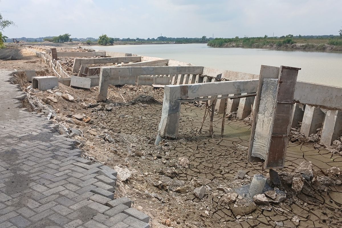 Kondisi Konstruksi pembangunan tembok pelindung tebing sungai bengawan solo senilai Rp 40 miliar yang ambruk di Desa Lebaksari dan Tanggungan, Kecamatan Baureno, Kabupaten Bojonegoro, Jawa Timur. Kamis (13/4/2025)