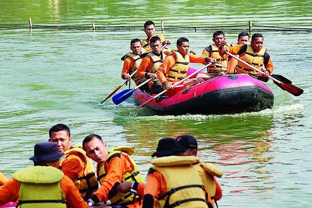 Sebanyak 80 orang perwakilan masyarakat di Kabupaten Bandung yang menjadi langganan banjir Citarum, mengikuti pelatihan mitigasi banjir mulai dari pendirian tenda darurat hingga penyelamatan dari banjir di Jatinangor, Sumedang, Rabu (22/6).