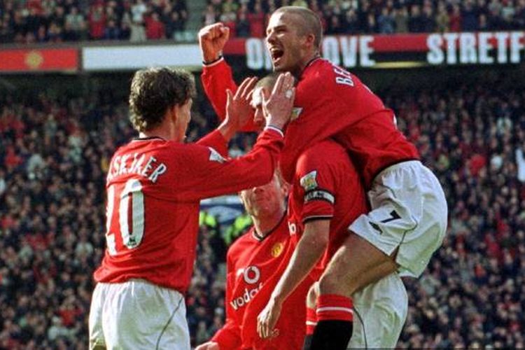 Roy Keane merayakan gol dengan rekan satu timnya Ole Gunnar Solksjaer (kir) dan David Beckham (kanan) dalam laga Liga Inggris Man United vs Arsenal pada 25 Februari 2001 di Stadion Old Trafford, Manchester. Manchester United menang 6-1. FOTO AFP/FOTOSPORTS/ROBIN PARKER (Foto oleh ROBIN PARKER / FOTOSPORTS INTERNATIONAL / AFP)