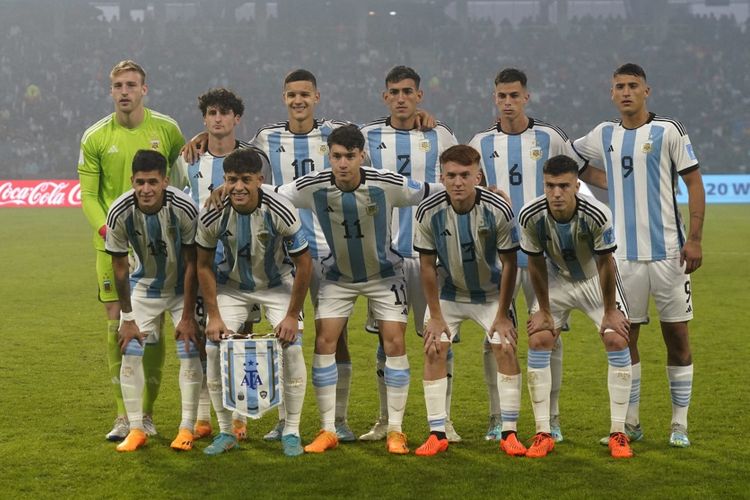 Timnas Argentina U20 berpose sebelum kickoff pertandingan melawan Uzbekistan pada fase Grup A Piala Dunia U20 2023 di Stadion Madre de Ciudadaes, Senin (21/5/2023) dini hari WIB. Laga Argentina vs Uzbekistan berakhir dengan skor 2-1. (Photo by Gustavo ORTIZ / AFP)