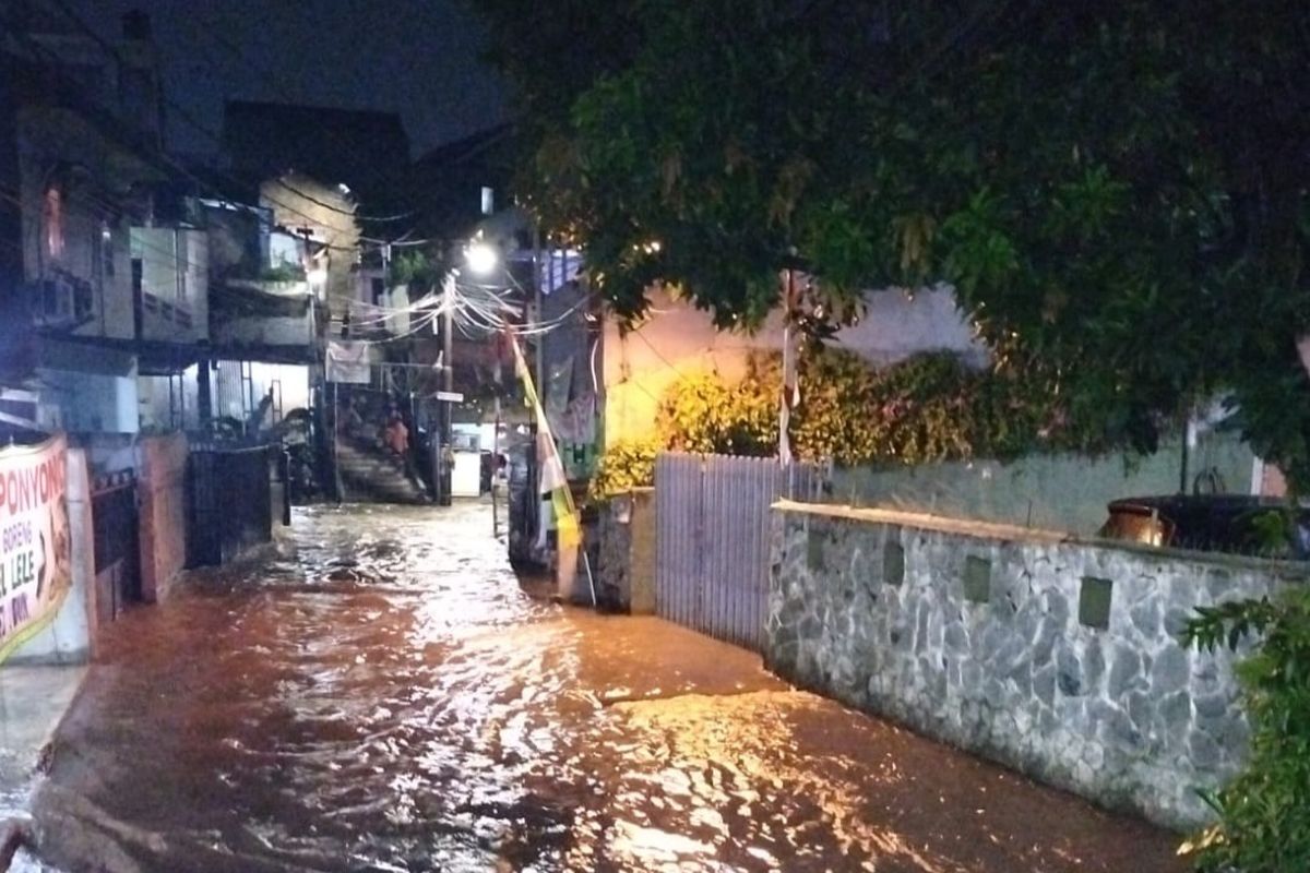 Lingkungan warga di Jati Padang, Pasar Minggu, Jakarta Selatan,  terdampak luapan air dari Kali Pulo usai hujam turun pada Jumat (12/8/2022) pukul 23.00 WIB.