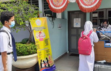 Prokes Pulang Sekolah di SMP Corpatarin Jaktim, Siswa Antre Cuci ...