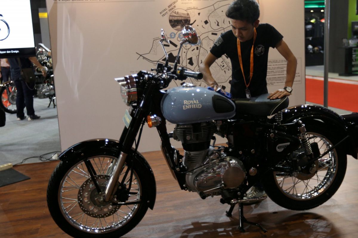 Royal Enfield 350 dipamerkan pada ajang Indonesia International Motor Show (IIMS) 2017 di JI Expo, Kemayoran, Jakarta, Jumat (28/4/2017). Seri terbaru ini terinspirasi oleh desain klasik dari sepeda motor Royal Enfield era 1950-an yang diproduksi di tanah kelahirannya, Redditch, Inggris.