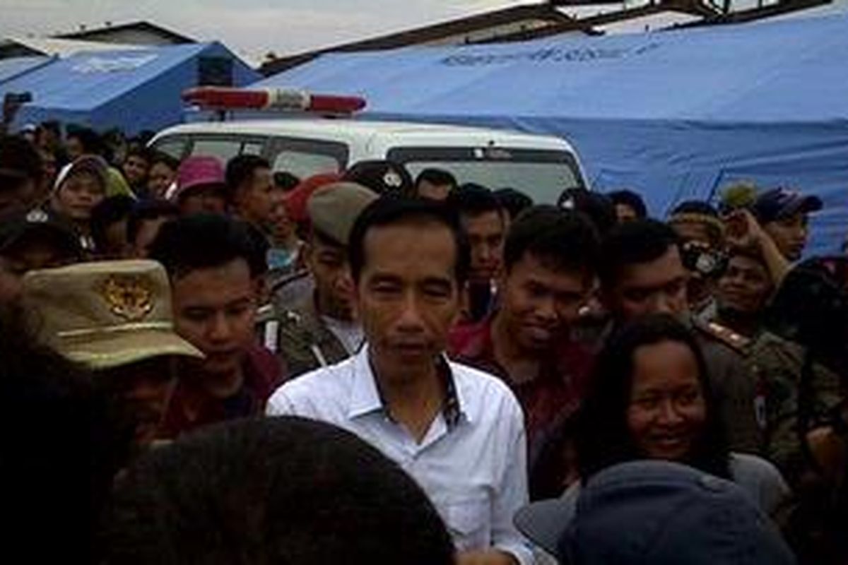 Gubernur DKI Jakarta Joko Widodo disambut meriah oleh warga Kapuk Muara, yang merupakan korban kebakaran pada Selasa (11/12/2012) lalu. Pada acara Bakti Sosial itu Jokowi turut didampingi oleh isterinya Iriana Widodo, isteri Basuki Tjahaja Purnama, Veronica Tan. Selain itu turut hadir Menteri Pemberdayaan Perempuan, Linda Gumelar dan Ketua Tim Penggerak PKK Pusat, Evita Gamawan.