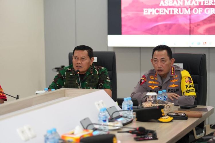 Panglima TNI Laksamana Yudo Margono meninjau secara langsung Command Center Polri untuk KTT ASEAN 2023 bersama Kapolri Jenderal Listyo Sigit Prabowo di D’aj Hall, Labuan Bajo, Nusa Tenggara Timur (NTT), Minggu (7/5/2023).