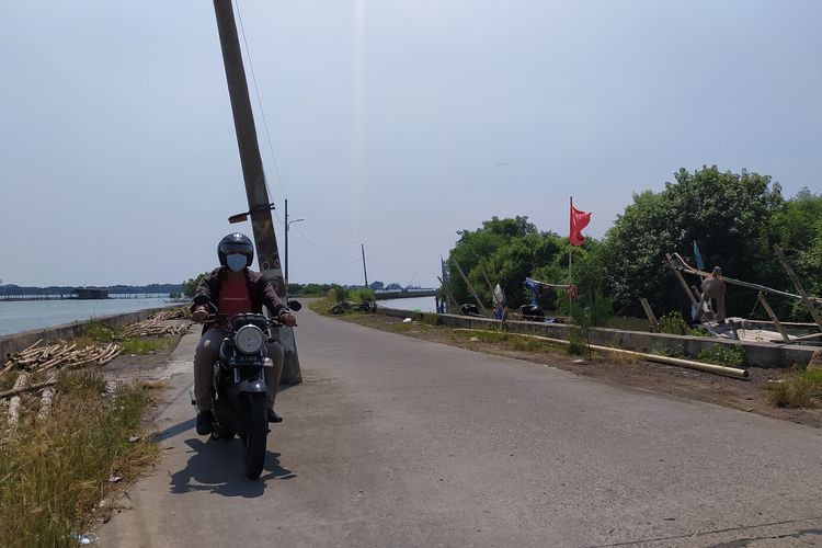 Saat pengendara menghindari tiang listri yang berada di tengah jalan Tanggulsari Semarang, Kamis (2/6/2022) 