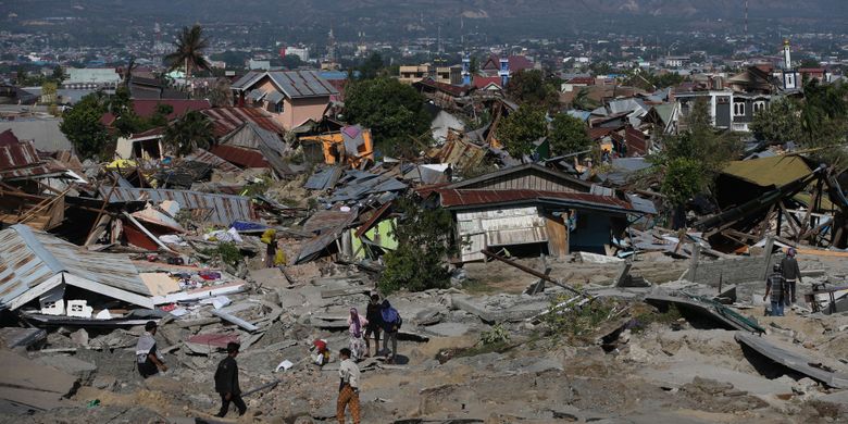 Warga dibantu petugas mencari korban gempa bumi Palu di Perumnas Balaroa, Palu, Sulawesi Tengah, Senin (1/10/2018). Gempa bumi dan tsunami di Palu dan Donggala, Sulawesi Tengah mengakibatkan 832 orang meninggal.