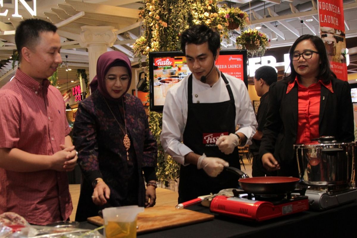 Kiri-Kanan Product Specialist PT Kawan Lama Inovasi, Raynaldo Hasan bersama Operation Director PT Kawan Lama Inovasi, Betty Nurbaiti Hisyam, Chef Steby Rafael dan Product Manager PT Kawan Lama Inovasi, Resti Ruhimat di sela Launching and Cooking Experience with Fissler di Alam Sutera, Tangerang Selatan (7/5)