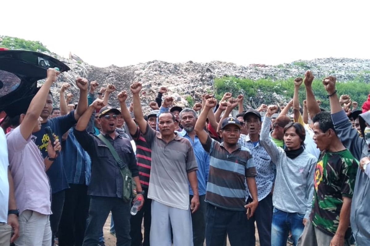 Suasana unjuk rasa warga Desa Burangkeng di TPA Burangkeng, Kabupaten Bekasi, Jumat (15/3/2019).