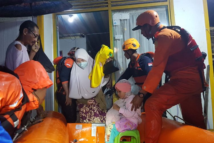 Tim Basarnas Banjarmasin mengevakuasi anak-anak dan lansia dari banjir yang menggenangi tiga kecamatan di Kabupaten Tanah Laut, Kalsel pada, Selasa (8/3/2022). 