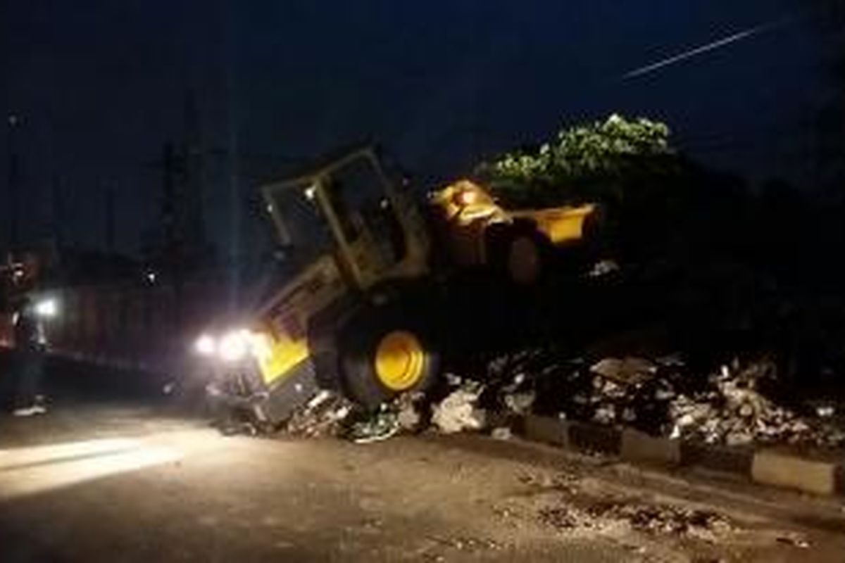 Tumpukan sampah yang mengakibatkan tembok pembatas rel kereta api di Jalan Manggarai Selatan 2 RT 15 RW 10, Manggarai, Tebet, Jakarta Selatan dibersihkan pada Senin (11/1/2016) malam ini.