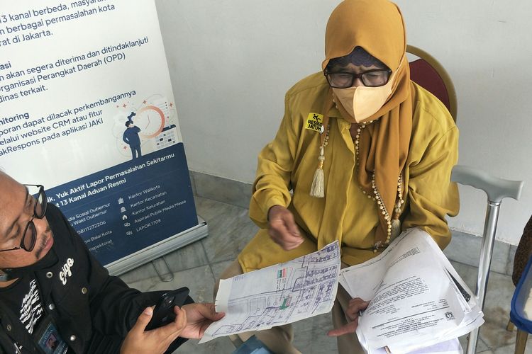 Hermiwati (68), warga Joglo, Jakarta Barat melaporkan dugaan penyerobotan lahan jalan ke pos pengaduan Balai Kota DKI Jakarta, Kamis (8/6/2023).