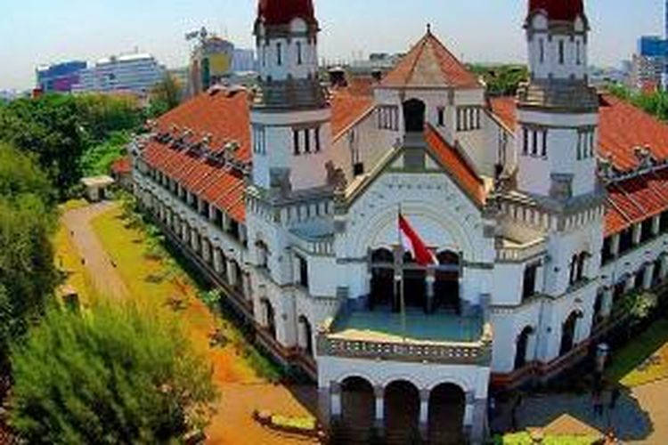 Lawang Sewu di Kota Semarang, Jawa Tengah. Dibangun pada 1904, dahulu gedung megah bergaya art deco ini merupakan kantor Nederlandsch Indische Spoorweg (NIS) alias kantor jawatan kereta api atau trem pemerintah Belanda.