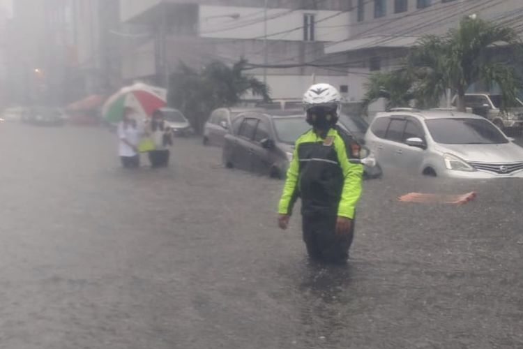 Jalan Falatehan dan Trunojoyo, Kebayoran Baru, Jakarta tergenang air setinggi hingga 50 centimeter akibat hujan deras pada Senin (25/1/2021) siang.