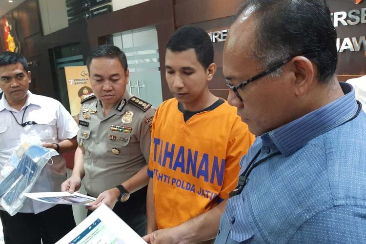 Mirza (tengah) diamankan polisi karena mencatut nama Jokowi saat menawarkan produk ponselnya.