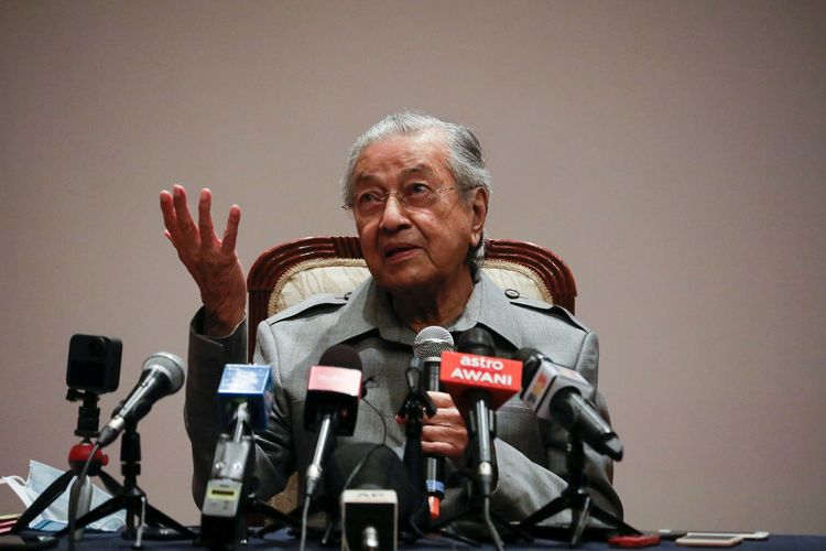 Eks Perdana Menteri Malaysia Mahathir Mohamad saat berbicara dalam konferensi pers di Putrajaya, Malaysia, 18 Mei 2020.