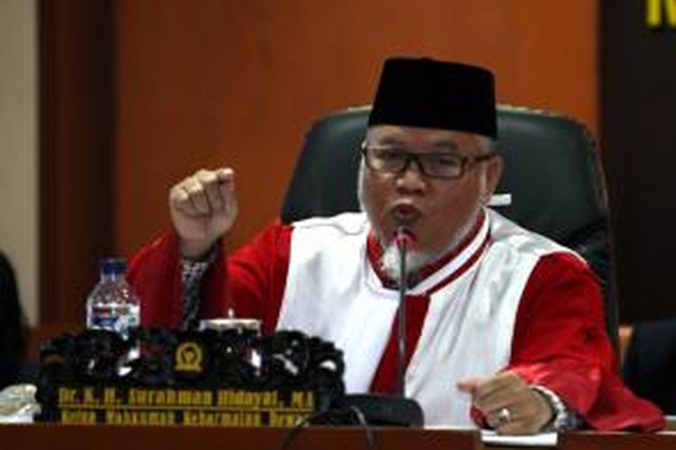 Ketua Mahkamah Kehormatan Dewan (MKD) Surahman Hidayat  saat mendengar keterangan Menteri Energi dan Sumber Daya Mineral Sudirman Said dalam sidang terbuka Mahkamah Kehormatan Dewan di Gedung Parlemen, Jakarta, Rabu (2/12/2015).