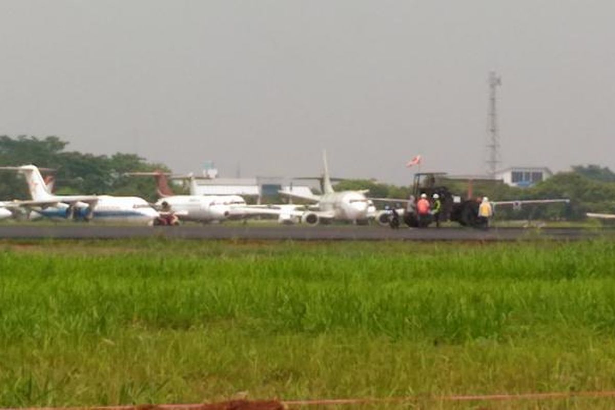 Proyek pengaspalan di lapangan udara Pondok Cabe. Bandara Pondok Cabe akan rencananya mulai melayani penerbangan komersial pada Maret 2016.