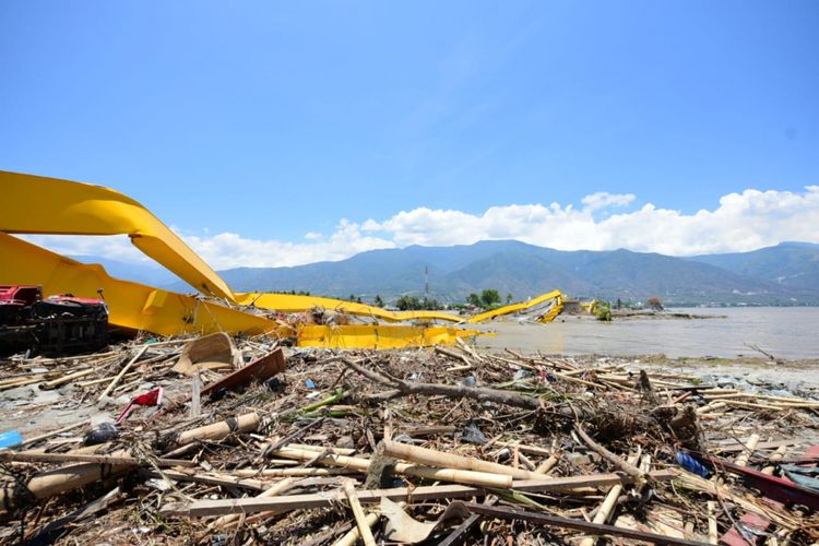 Kondisi Jembatan Palu IV atau Jembatan Kuning pasca gempa dan tsunami, Senin (1/10/2018)