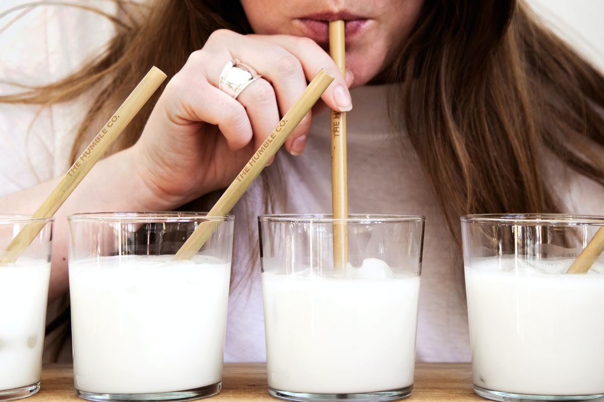 Ilustrasi minum susu berlebih